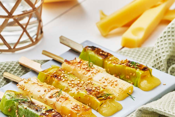 Brochettes yakitori à l'Emmental de Savoie, poireau grillé et sésame