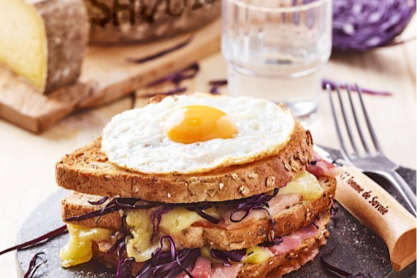 Croque-madame au chou rouge, poitrine fumée et Tomme de Savoie
