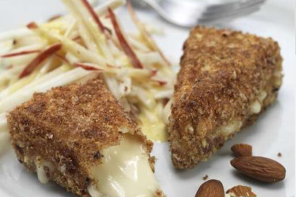 Reblochon pané aux amandes, salade pomme-céleri