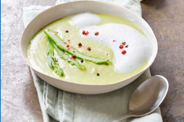 Velouté d’asperges et mousse au Reblochon