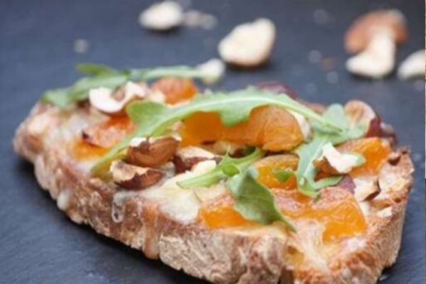 Tartines Reblochon, abricots secs, noisettes, roquette