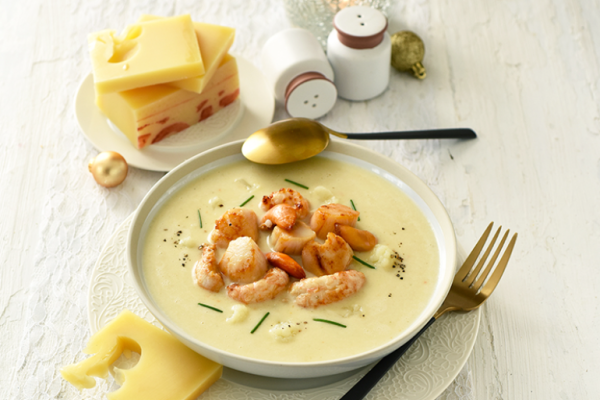 Velouté à l'Emmental de Savoie, chou-fleur, noix de Saint-Jacques et langoustines