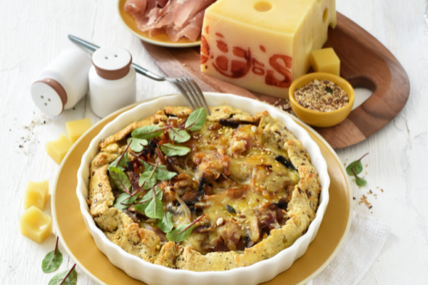 Tarte rustique à l'Emmental de Savoie, aux oignons, champignons et jambon