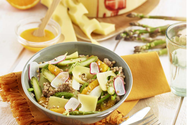 Crémeux de sarrasin, asperges rôties, condiment à l'orange, copeaux d'Emmental de Savoie