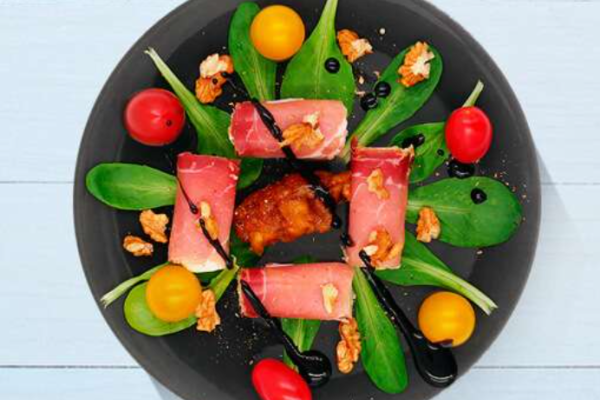 Rouleaux Reblochon, noix, jambon cru, chutney pommes