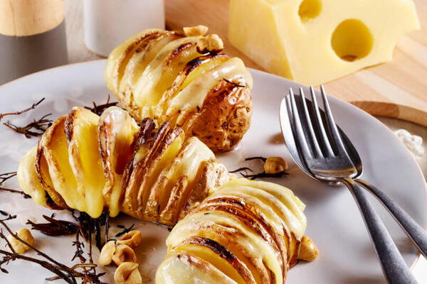 Pommes de terre rôties à la suédoise, Emmental de Savoie, miel et noisettes